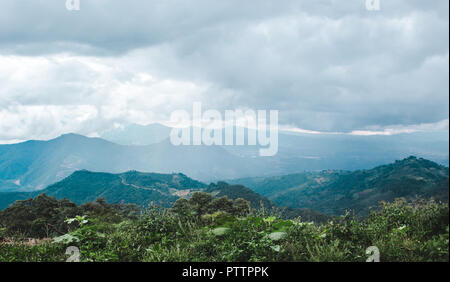 Malerische Berglandschaft und Regen Wolken in die üppige Landschaft in der Nähe von Antigua, Guatemala Stockfoto