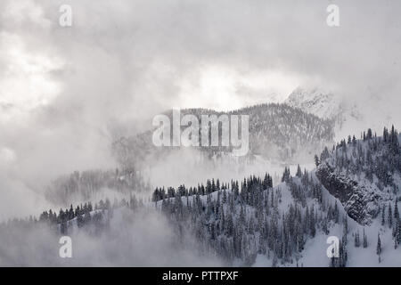 Wolken über Currie Ridge auf die Echse in Fernie, British Columbia, Kanada Stockfoto