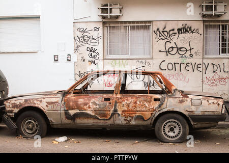 Rostigen Auto zeigt verborgene Schönheit rund um den Block in Buenos Aires Stockfoto