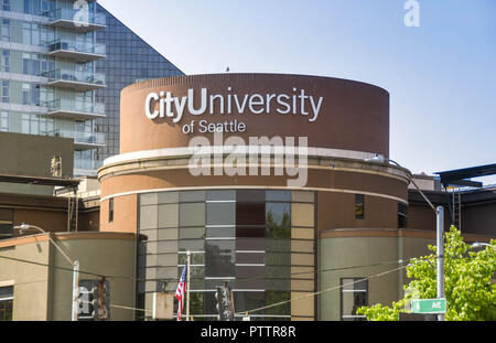 SEATTLE, Washington State, USA - JUNI 2018: Große Zeichen auf der Seite der Stadt Universität Gebäude in downtwon Seattle. Stockfoto