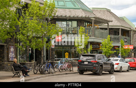 JASPER, AB, Kanada - Juni 2018: die Geschäfte im Zentrum von Jasper mit Fahrrädern in einem Bike Rack und Autos auf der Seite der Straße geparkt. Stockfoto