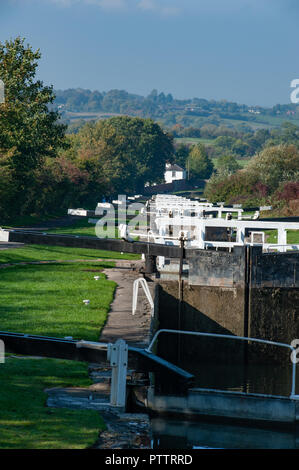 Unten und schauen nach Westen am Caen Hill Flug auf dem Kennet und Avon, Devizes, Wiltshire, UK. Stockfoto