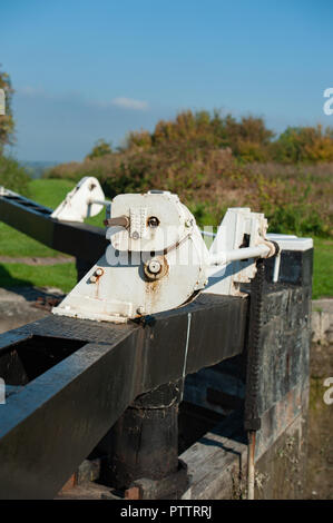 Gate Klappenmechanismus auf schwebebalken auf Lock in Caen Hill Flug auf dem Kennet und Avon, Devizes, Wiltshire, UK. Stockfoto