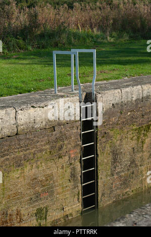 Schritte in ein Schloss an der Caen Hill Flug auf dem Kennet und Avon, Devizes, Wiltshire, UK. Stockfoto