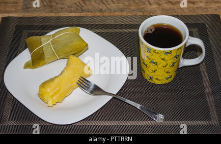 Pamonha typische Speisen aus der Mitte-West Region Brasiliens, aus grünem Mais gebraten und in seiner Strohhalme. Es kann süß oder salzig mit mehreren fillin. Stockfoto