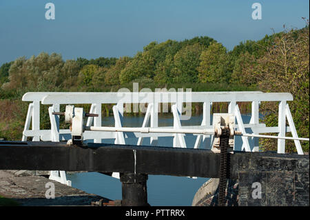 Hölzerne Stege über die Schlösser an den Caen Hill Flug auf dem Kennet und Avon, Devizes, Wiltshire, UK. Stockfoto