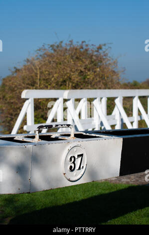 Hölzerne Stege über die Schlösser an den Caen Hill Flug auf dem Kennet und Avon, Devizes, Wiltshire, UK. Stockfoto