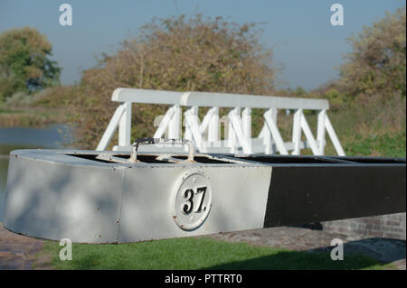 Hölzerne Stege über die Schlösser an den Caen Hill Flug auf dem Kennet und Avon, Devizes, Wiltshire, UK. Stockfoto