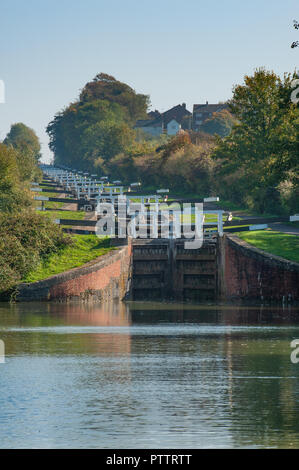 Sie suchen den Caen Hill Flug auf dem Kennet und Avon, Devizes, Wiltshire, UK. Stockfoto