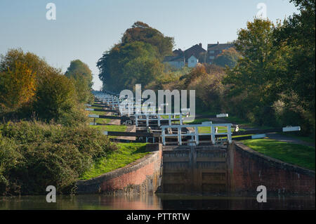 Sie suchen den Caen Hill Flug auf dem Kennet und Avon, Devizes, Wiltshire, UK. Stockfoto