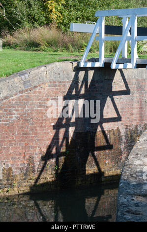 Hölzerne Stege über die Schlösser an den Caen Hill Flug auf dem Kennet und Avon, Devizes, Wiltshire, UK. Stockfoto