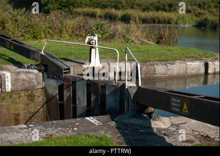 Top Tore und Seite Paddel Mechanismus auf der Caen Hill Flug auf dem Kennet und Avon, Devizes, Wiltshire, UK. Stockfoto