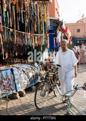 Marokko, Marrakesch, Medina Souk Mann in Weiß Stockfoto