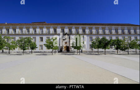 Ein Bild in der Mittagssonne, die die Gebäude auf der einen Seite die atemberaubende Universitätsplatz in Coimbra erfasst. Stockfoto