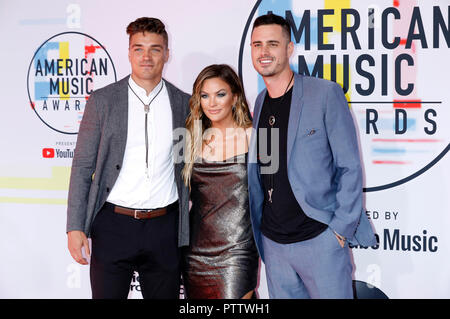 Dekan Michael Unglert, Becca Tilley und Ben Higgins die Teilnahme an der 46. jährlichen American Music Awards bei Microsoft Theater am 9. Oktober in Los Angeles, Kalifornien 2018. Stockfoto