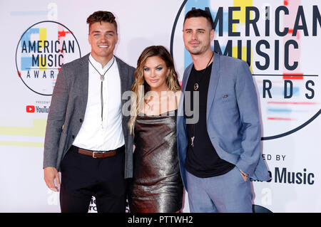 Dekan Michael Unglert, Becca Tilley und Ben Higgins die Teilnahme an der 46. jährlichen American Music Awards bei Microsoft Theater am 9. Oktober in Los Angeles, Kalifornien 2018. Stockfoto