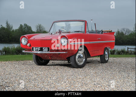 Amphicar - 1960s British amphibische Auto an Land und auf dem Wasser Stockfoto