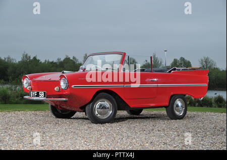 Amphicar - 1960s British amphibische Auto an Land und auf dem Wasser Stockfoto