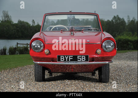 Amphicar - 1960s British amphibische Auto an Land und auf dem Wasser Stockfoto