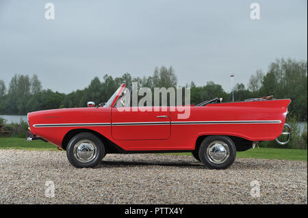 Amphicar - 1960s British amphibische Auto an Land und auf dem Wasser Stockfoto