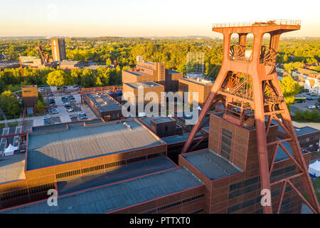 Weltkulturerbe Zeche Zollverein in Essen, Doppelbock Gerüst von Schacht 12, im Hintergrund das Red Dot Design Museum, Stockfoto