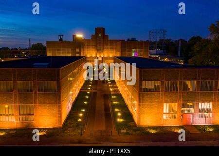 Weltkulturerbe Zeche Zollverein in Essen, Hallen 5 und 6, die sich hinter dem Red Dot Design Museum, Stockfoto