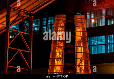 Weltkulturerbe Zeche Zollverein, Essen, Rolltreppe zur ruhrmuseum, rot beleuchtet Rolltreppe, Deutschland Stockfoto