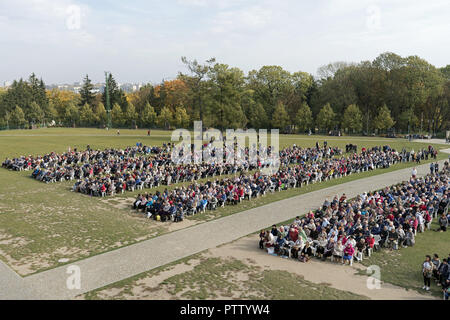 Die Menschen beten in der Feld Altar außerhalb des Kloster Jasna Góra. Kloster der Pauliner. Stockfoto