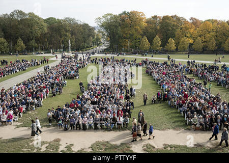 Die Menschen beten in der Feld Altar außerhalb des Kloster Jasna Góra. Kloster der Pauliner. Stockfoto