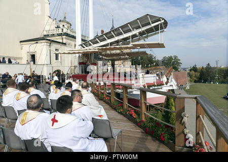 Gebet, Priester warten auf den Beginn der Messe am Altar auf dem Jasna Góra Böschungen. Kloster der Pauliner. Na Ołtarz wałach. Stockfoto