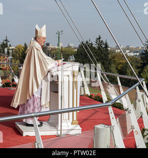 Bischof Łukasz Buzun führt das Gebet in Jasna Góra. Kloster der Pauliner. Stockfoto