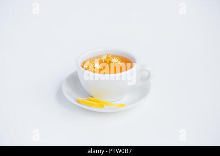 Linden Blütenstände, Kräutertee, Blick von der hohen Winkel, Raum für einen Text. Auf einem weißen Hintergrund. Stockfoto