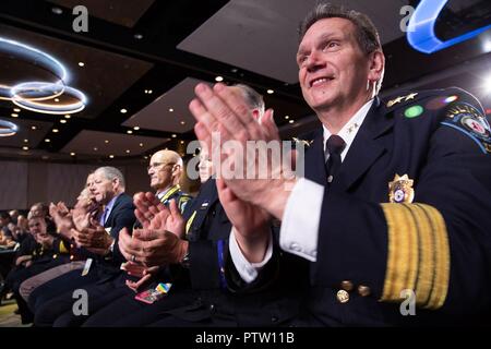 Polizeichefs applaudieren U.S Präsident Donald Trump während seiner Adressen der Internationale Verband der Leiter von Polizei und Strafverfolgungsbehörden Übereinkommen im Orange County Convention Center Oktober 8, 2018 in Orlando, Florida. Stockfoto