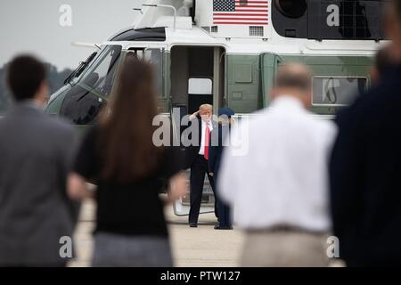 Us-Präsident Donald Trump begrüßt, als er disembarks Marine One auf seinem Weg der Internationale Verband der Leiter von Polizei und Strafverfolgungsbehörden Übereinkommen und Kampagne für GOP Kandidaten in Florida Oktober 8, 2018: Joint Base Andrews, Maryland. Stockfoto