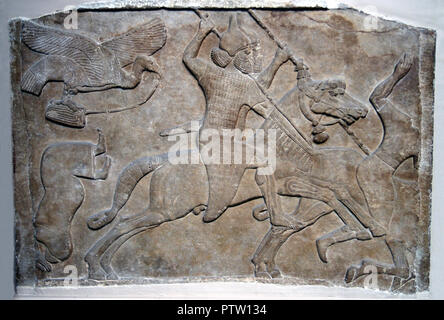 Assyrischen Relief mit der Darstellung eines Kampf der Assyrischen Armee. Die Kavallerie Niederlagen einen Feind. Nimrud, Central Palace. Ungefähr 72 v. Chr.. Stockfoto