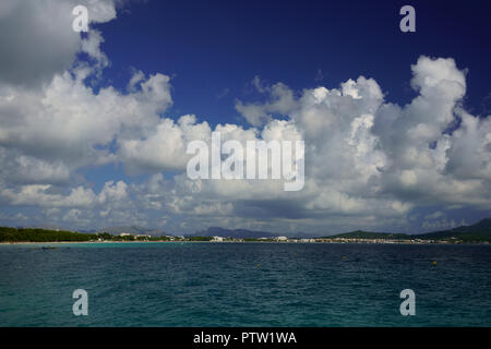 Panoramablick auf die Bucht von Alcudia, Playa de Muro, Alcudia Strand und Port d'Alcudia, Mallorca, Spanien. Stockfoto