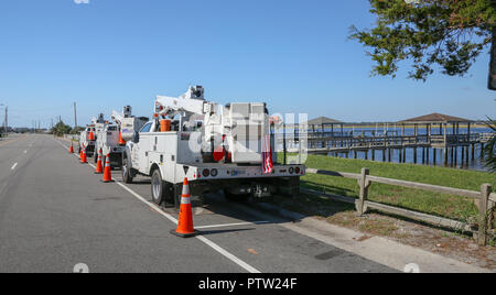 Wrightsville Beach, NC - Oktober 1, 2018: Wochen nach Hurrikan Florenz, utility Besatzungen sind weiter hart an der Wiederherstellung der Netzspannung an die Carolinas und f Stockfoto