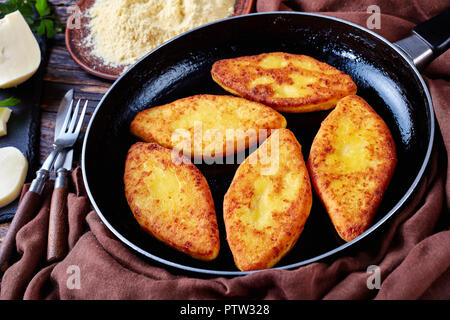 Chvishtari auf einer Pfanne mit Zutaten auf einem rustikalen Tisch - maismehl auf Platte, sulguni Käse, Ansicht von oben, close-up Stockfoto