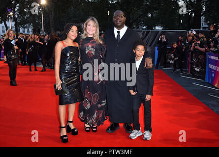 Regisseur Steve McQueen mit Frau Bianca Stigter und ihre Kinder Alex McQueen und Dexter McQueen für die 62 BFI London Film Festival Opening Night Gala Screening von Witwen im Odeon Leicester Square, London anreisen. Stockfoto