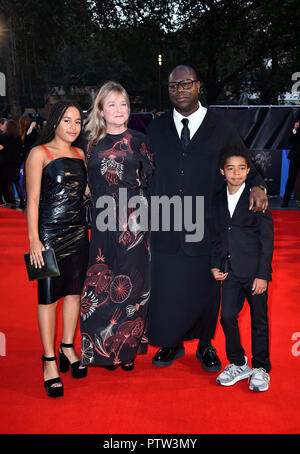 Regisseur Steve McQueen mit Frau Bianca Stigter und ihre Kinder Alex McQueen und Dexter McQueen für die 62 BFI London Film Festival Opening Night Gala Screening von Witwen im Odeon Leicester Square, London anreisen. Stockfoto