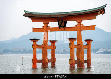 Die 'Itsukushima Jinja' Schrein schwimmende Torii Tor vor der Küste der Insel Miyajima, Hatsukaichi Stadt, Präfektur Hiroshima, Japan Stockfoto
