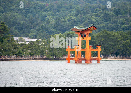 Die 'Itsukushima Jinja' Schrein schwimmende Torii Tor vor der Küste der Insel Miyajima, Hatsukaichi Stadt, Präfektur Hiroshima, Japan Stockfoto