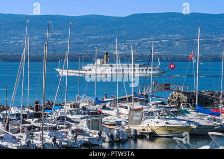 Swiss Historic Belle Epoque paddle steamboat Savoie und Segeln Yachten in der Marina auf der Yvoire entlang dem Genfer See/Lac Léman, Haute-Savoie, Frankreich Stockfoto