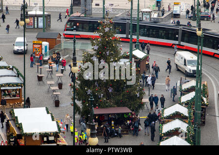 Tschechische Republik, Prag, 20.Dezember 2016, Weihnachtsbaum mit Kiosk auf dem Platz der Republik. Stockfoto