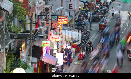 SAIGON, VIETNAM, Dec 13 2017, den Verkehr in den Straßen von Saigon Stadt. Leben in Abend Ho Chi Minh Stadt. Stockfoto