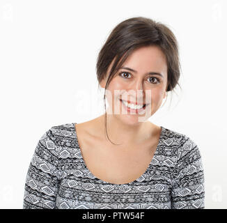 Nette lächelnde Frau isoliert auf weißem Hintergrund Stockfoto