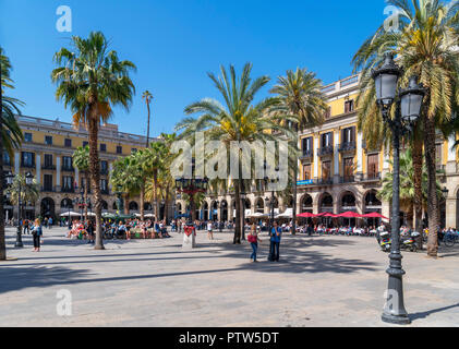 Plaça Reial in Barcelona. Cafés, Bars und Restaurants auf der Plaça Reial (Plaza Real), Barri Gotic, Barcelona, Katalonien, Spanien. Stockfoto