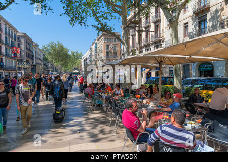 Las Ramblas, Barcelona. Cafe an der belebten Rambla dels Caputxins, Barcelona, Katalonien, Spanien. Stockfoto