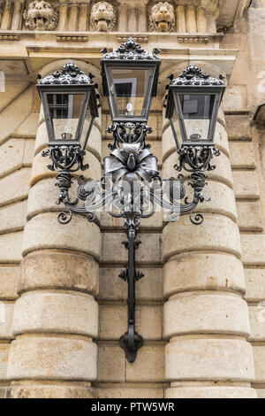 Dekoratives Gusseisen Lampe an der Wand des Dresdner Schlosses. Deutschland Stockfoto