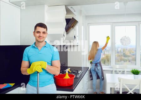 Ein junges Paar ist die Reinigung einer Wohnung. Stockfoto